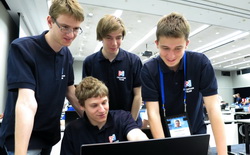 Glume da gledaju u nešto